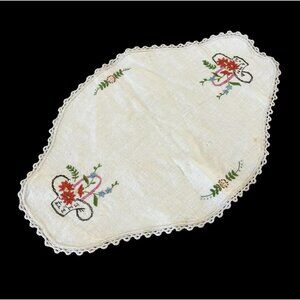 Vintage Embroidered Centerpiece Table Linen Doily Floral Baskets Lace Edge White